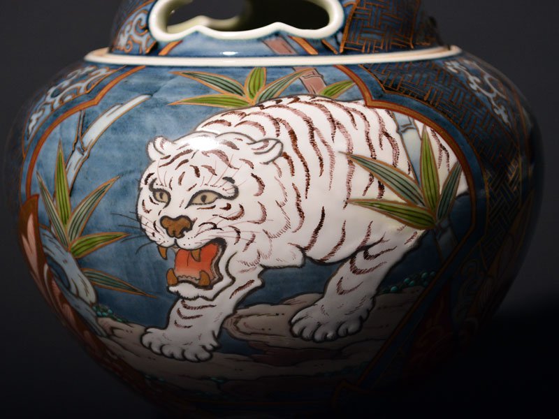 献上手古伊万里焼】大香炉 染錦本金白虎図