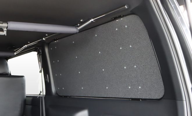 ハイエースの窓埋めパーツ「ESウィンドウパネル」は窓ガラスを保護し