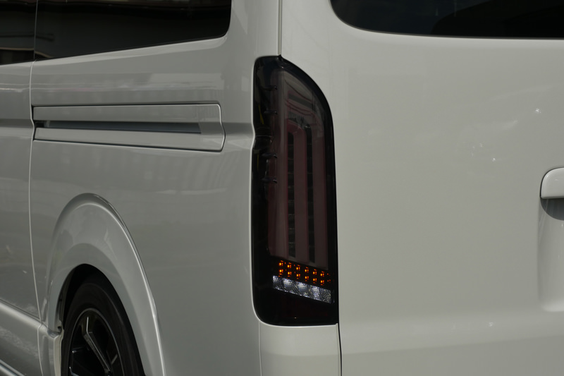 200系ハイエースにVALENTI テールランプ REVOを取り付けました