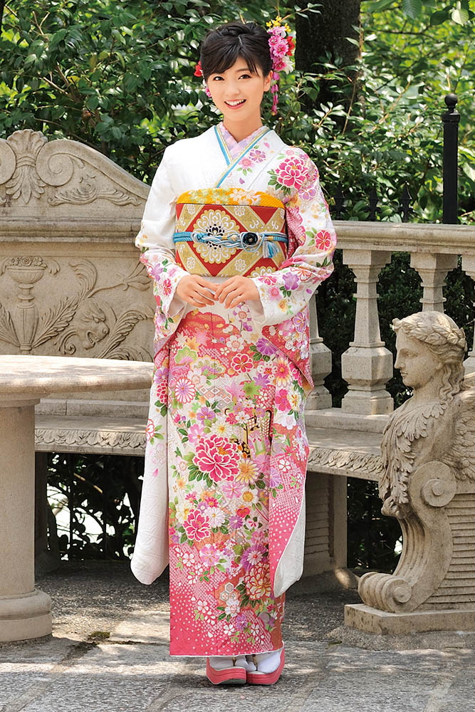 白地に裾のビビッドピンクが映える可憐な古典振袖｜桜＆菊柄の成人式