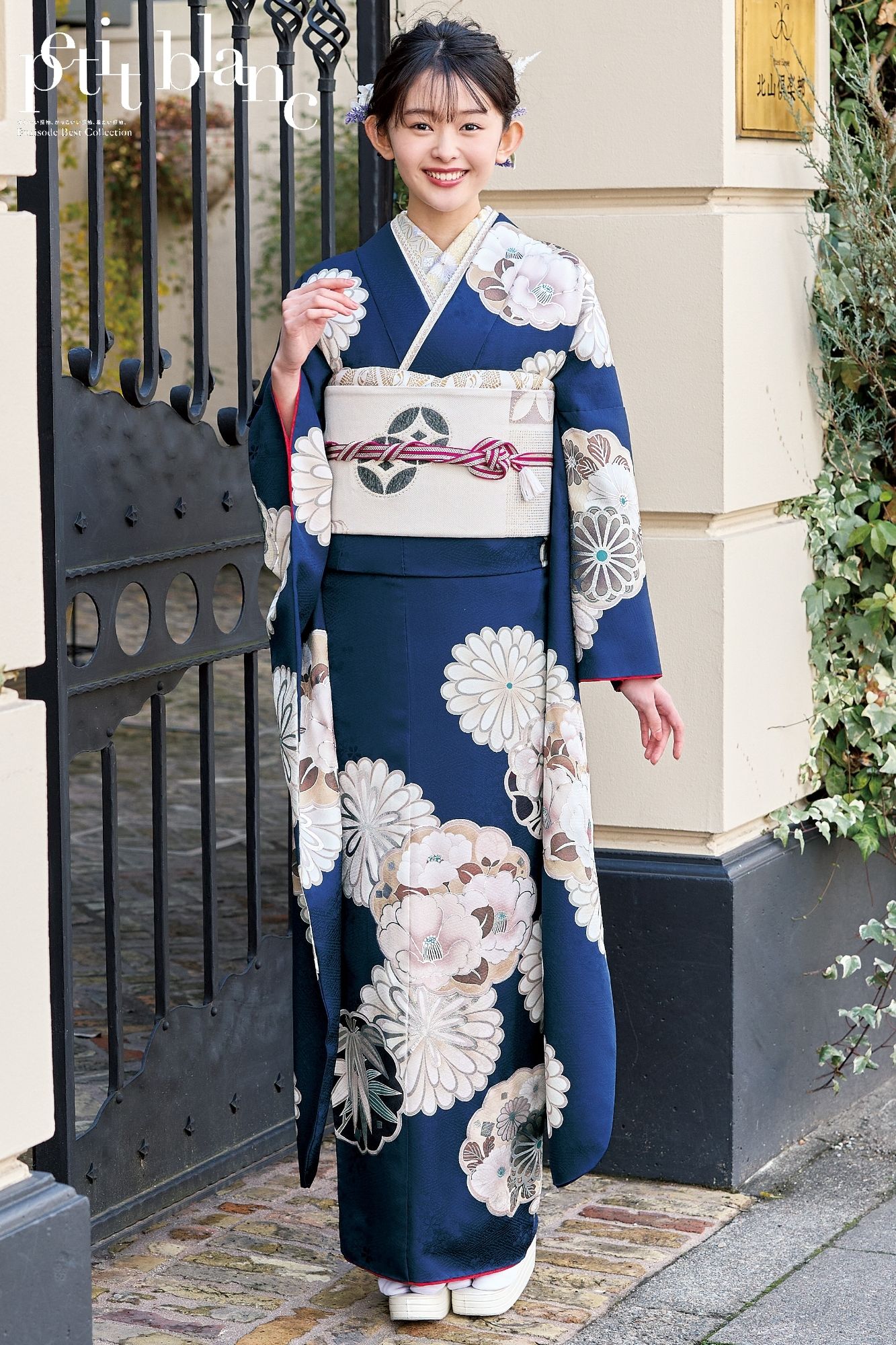 紺色に大柄白菊と白椿のレトロ振袖｜凛とした美しさが引き立つ成人式