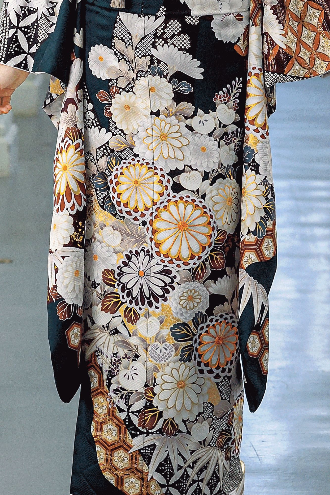 鉄紺に金彩と白花柄がすっきりと美しい古典振袖｜格式高い成人式スタイル