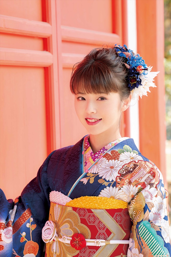 青地に白花が咲き誇る正統派振袖｜金帯が映える格式高い成人式スタイル