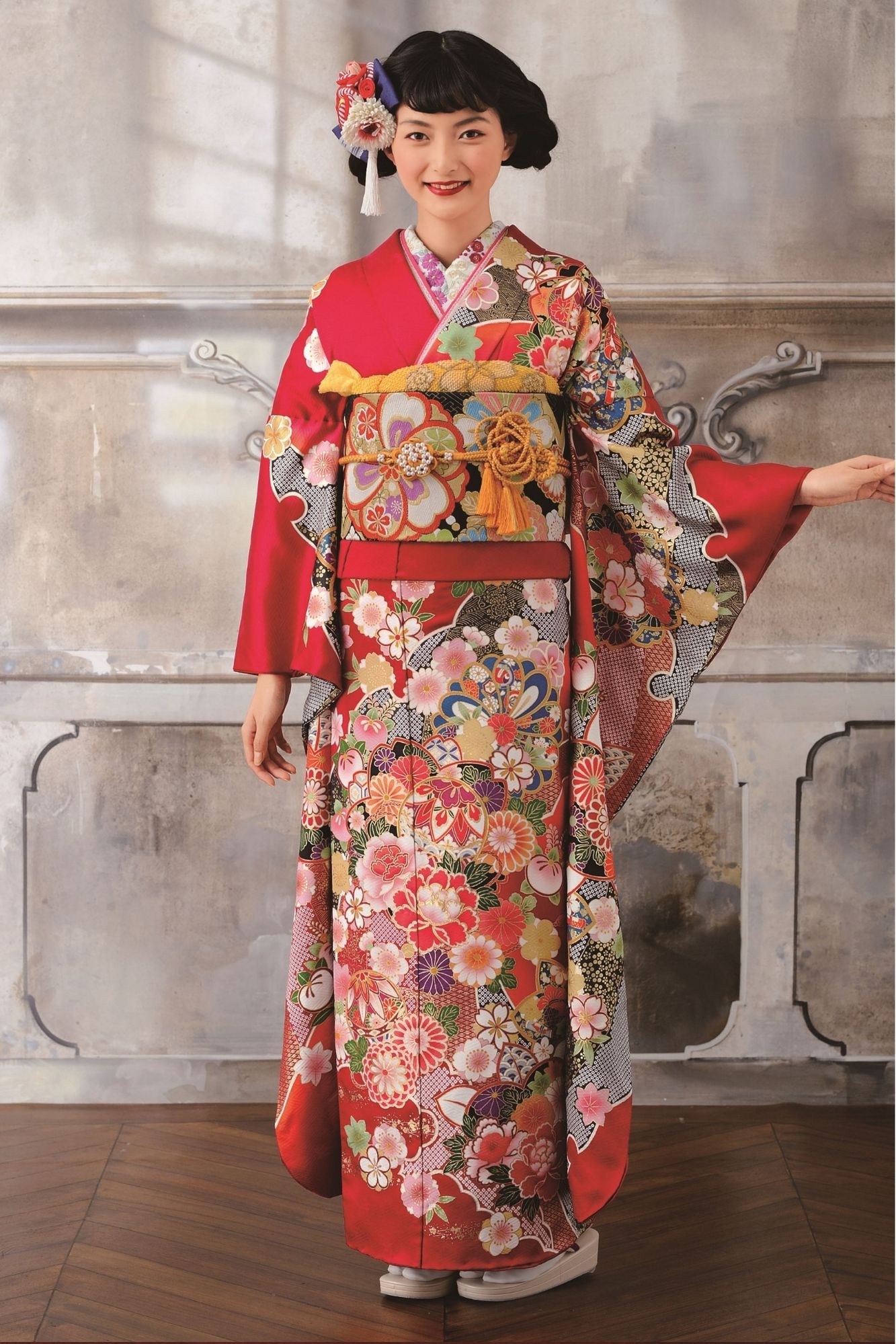 ピンク系の赤地に咲き誇る和花柄振袖｜古典振袖で華やかな成人式スタイル