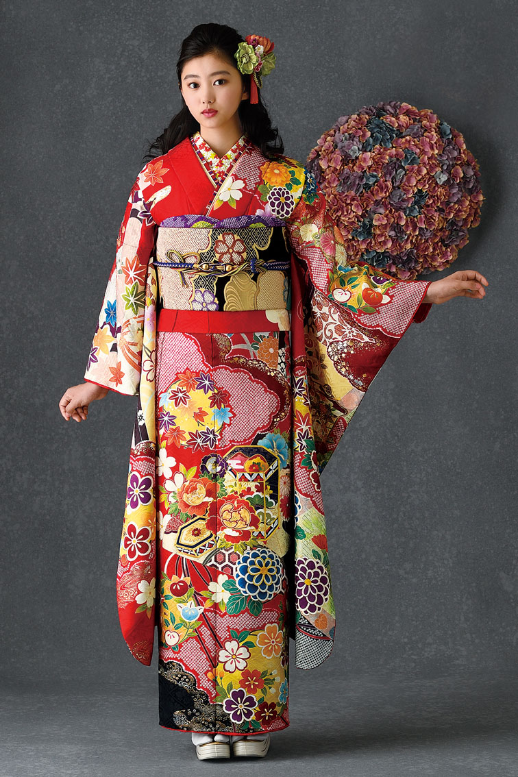 振袖ひいな｜赤地に金駒刺繍や雅な古典文様が際立つ、格式と華やかさの振袖