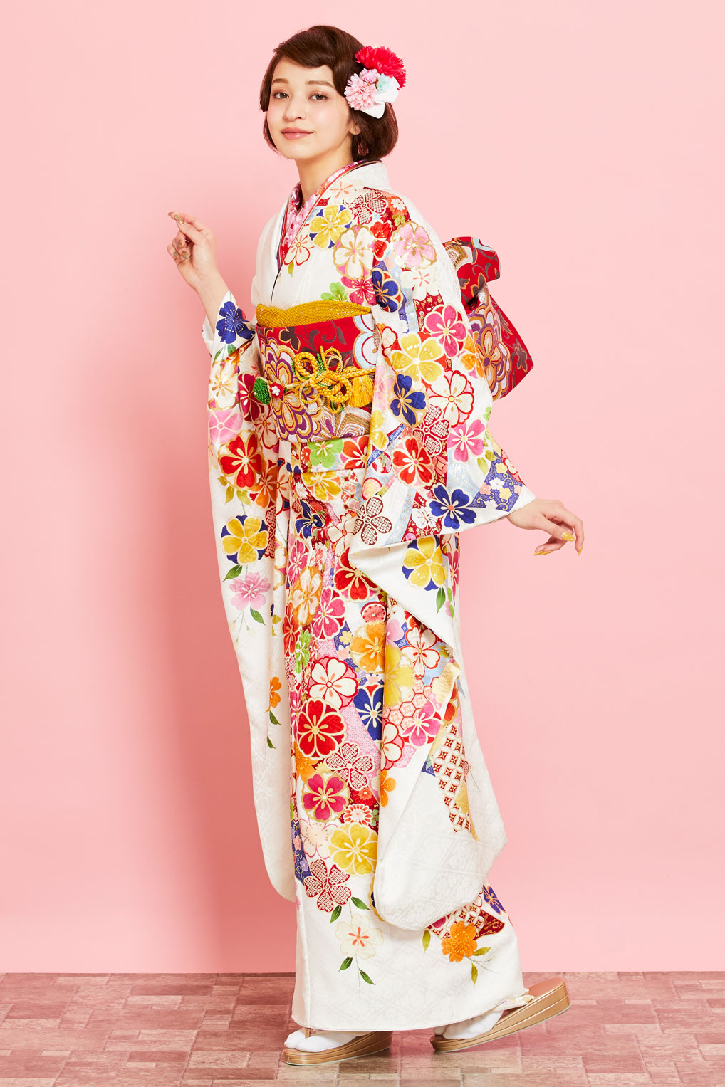キュートな花々が主役♪白地に映えるカラフル花柄振袖