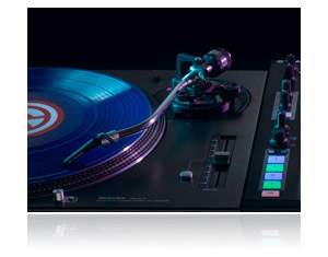 Native InstrumentsのDJミキサー、TRAKTOR KONTROL Z2のご紹介です。