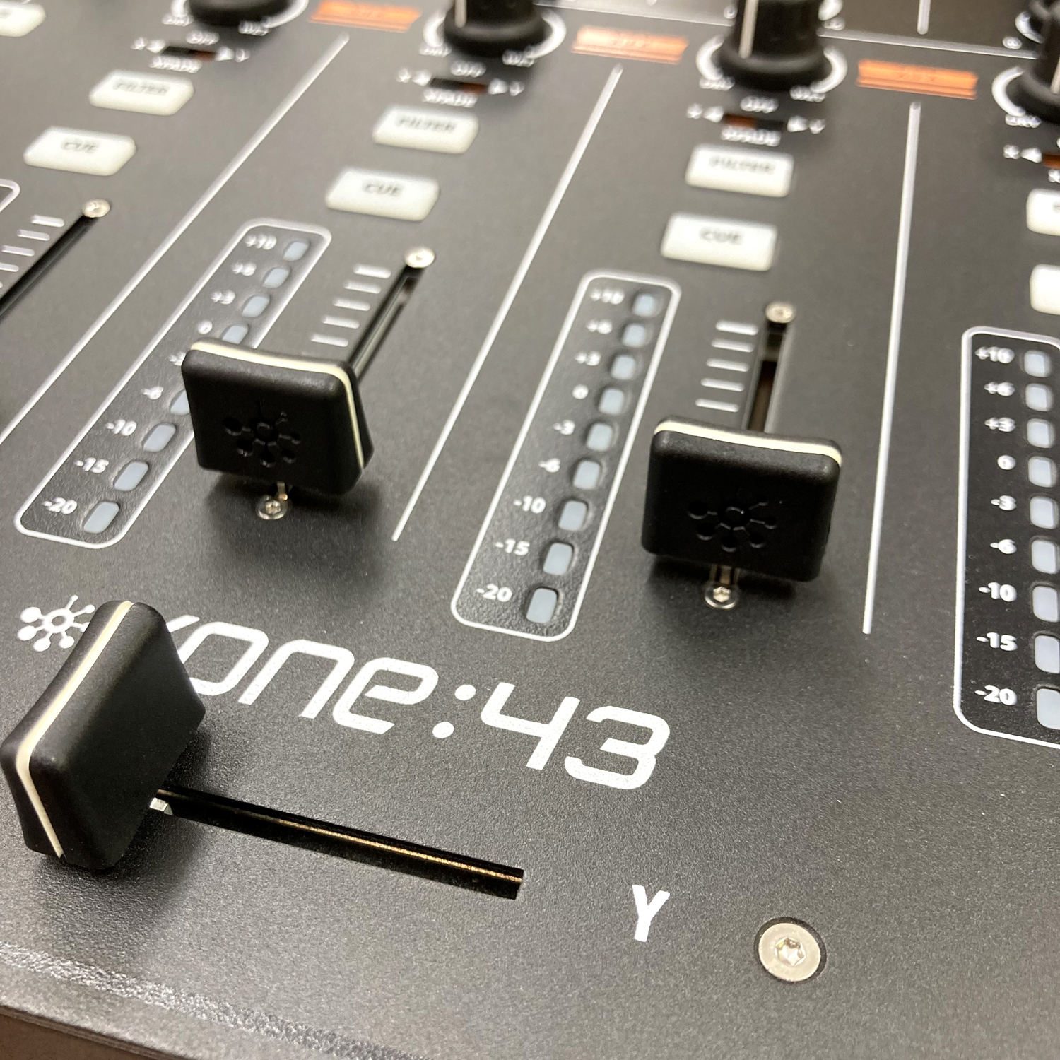 中古美品】高音質4チャンネルDJミキサーXONE:43のご紹介です！！