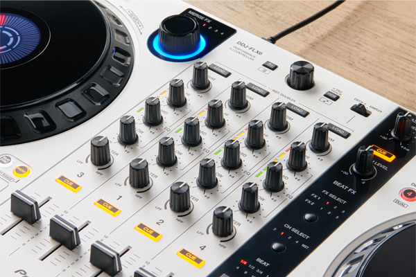 セラート、レコボの二刀流！大人気DJコントローラーDDJ-FLX6のホワイト