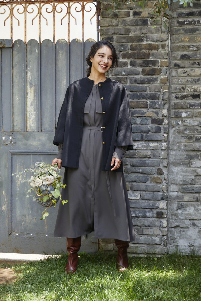 1枚羽織ればおしゃれが決まる軽やかなケープカーディガン | owauno