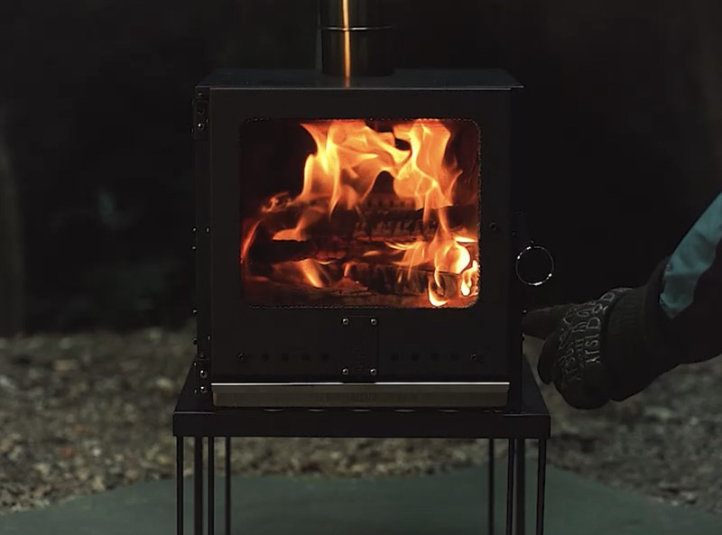 冬キャンの憧れ”薪ストーブで熱々ピザ！DODの調理特化型オールインワン