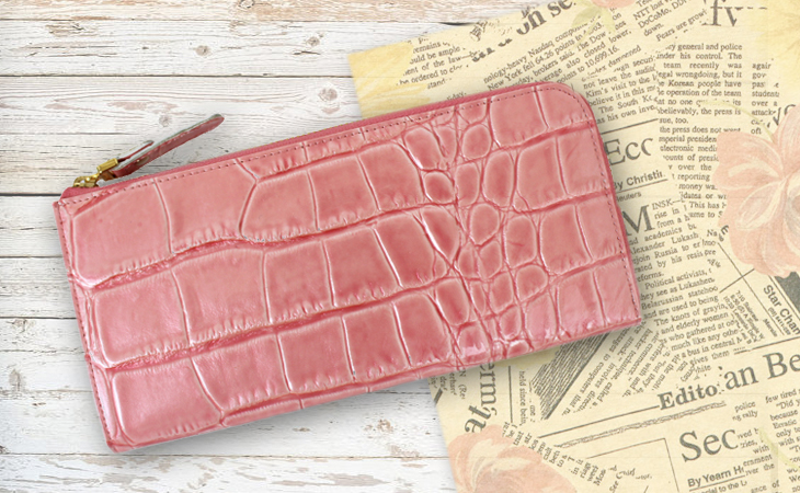 薄手なのに収納力は抜群！クロコ調型押しエナメルL字ファスナー長財布