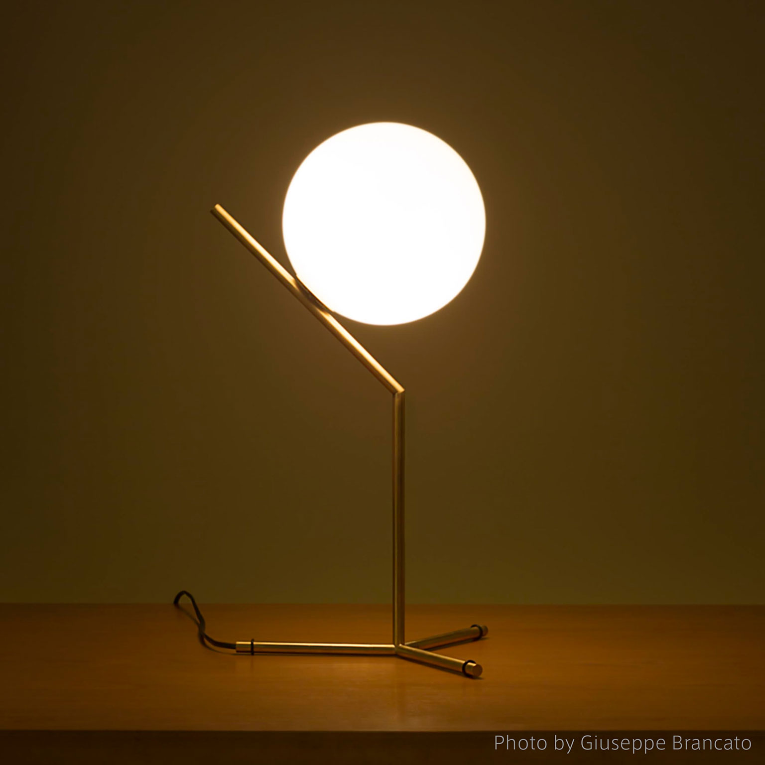 FLOS（フロス）IC Lights 200 | LIVING MOTIF｜家具・インテリア