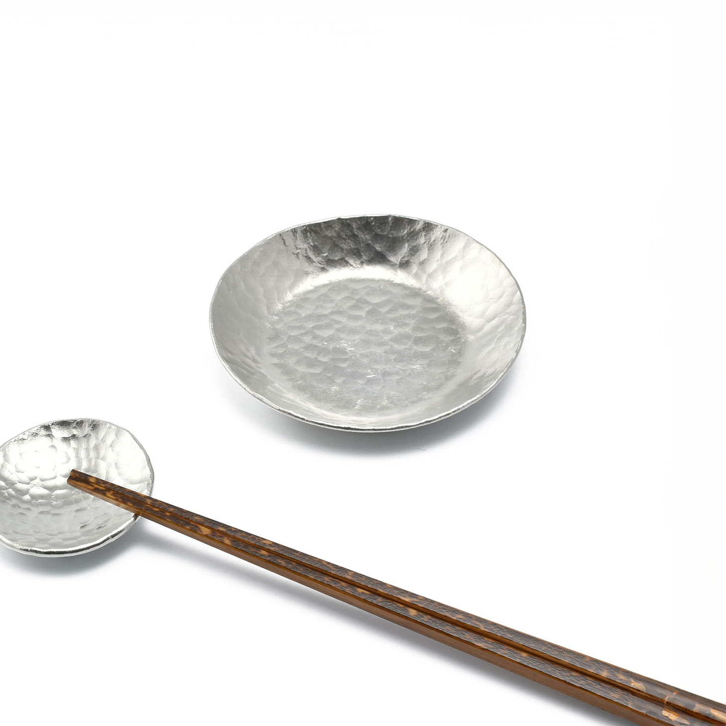 下山 普行（シモヤマ ヒロユキ）錫槌目 小皿 | LIVING MOTIF｜家具