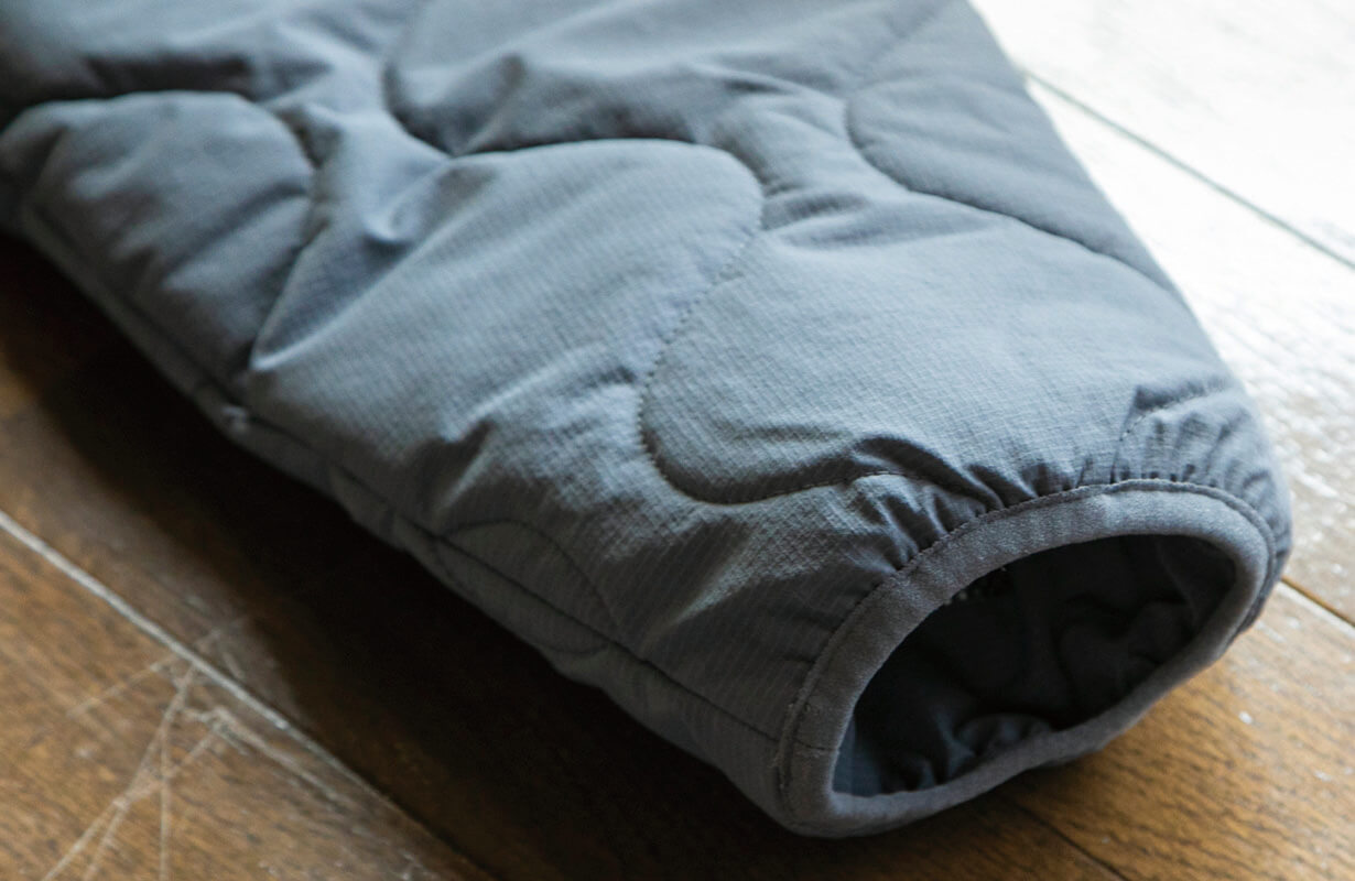 進化した「着る寝袋」キルティングモモンガ アウトドアとキャンプの