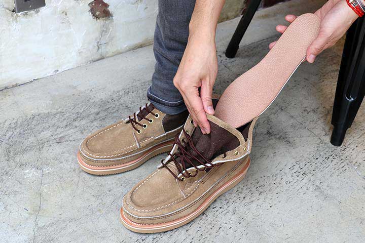 サファリ タン ララミー スウェード ホワイトポロン（SAFARI TAN