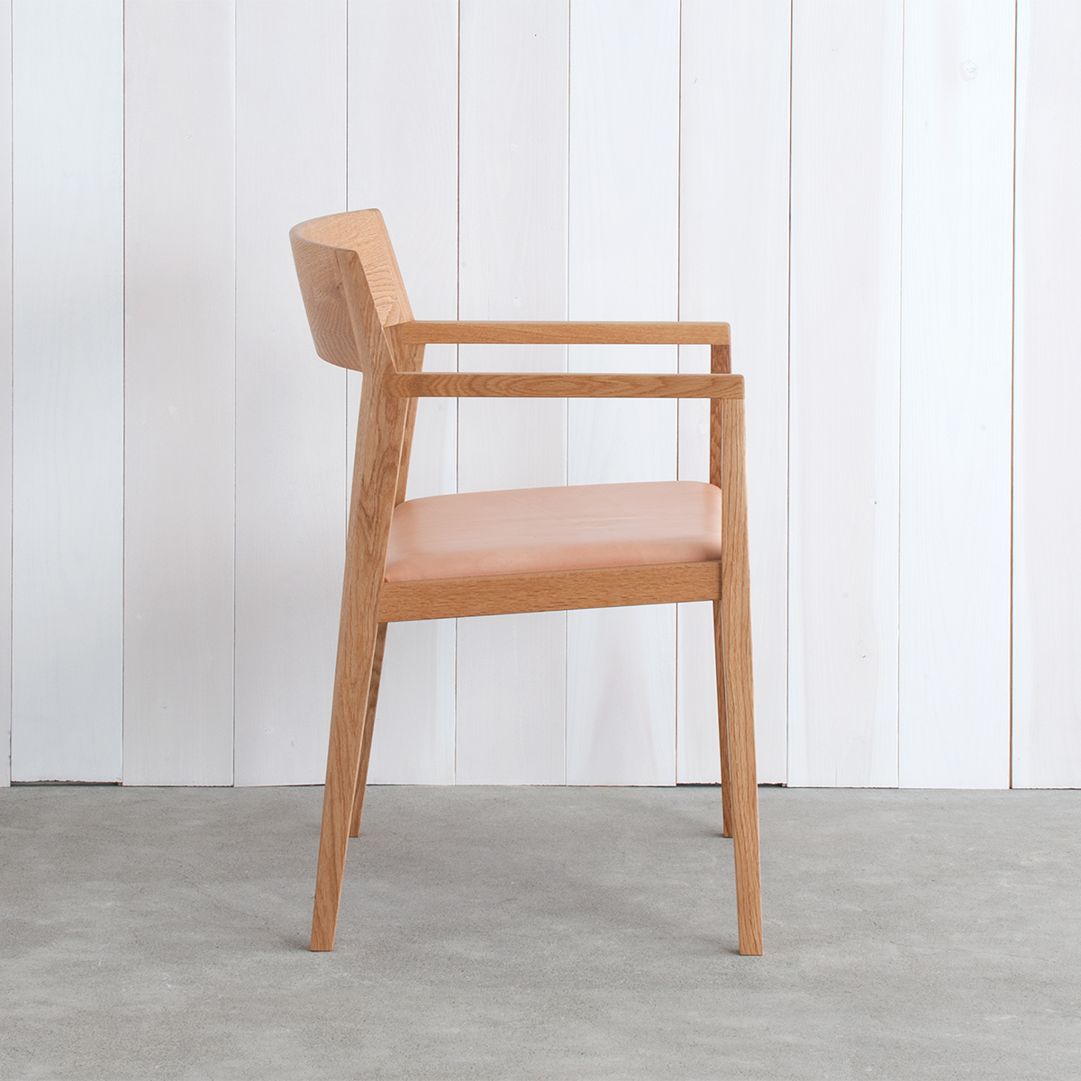 大きな座面を持つアームチェア acw - arm chair