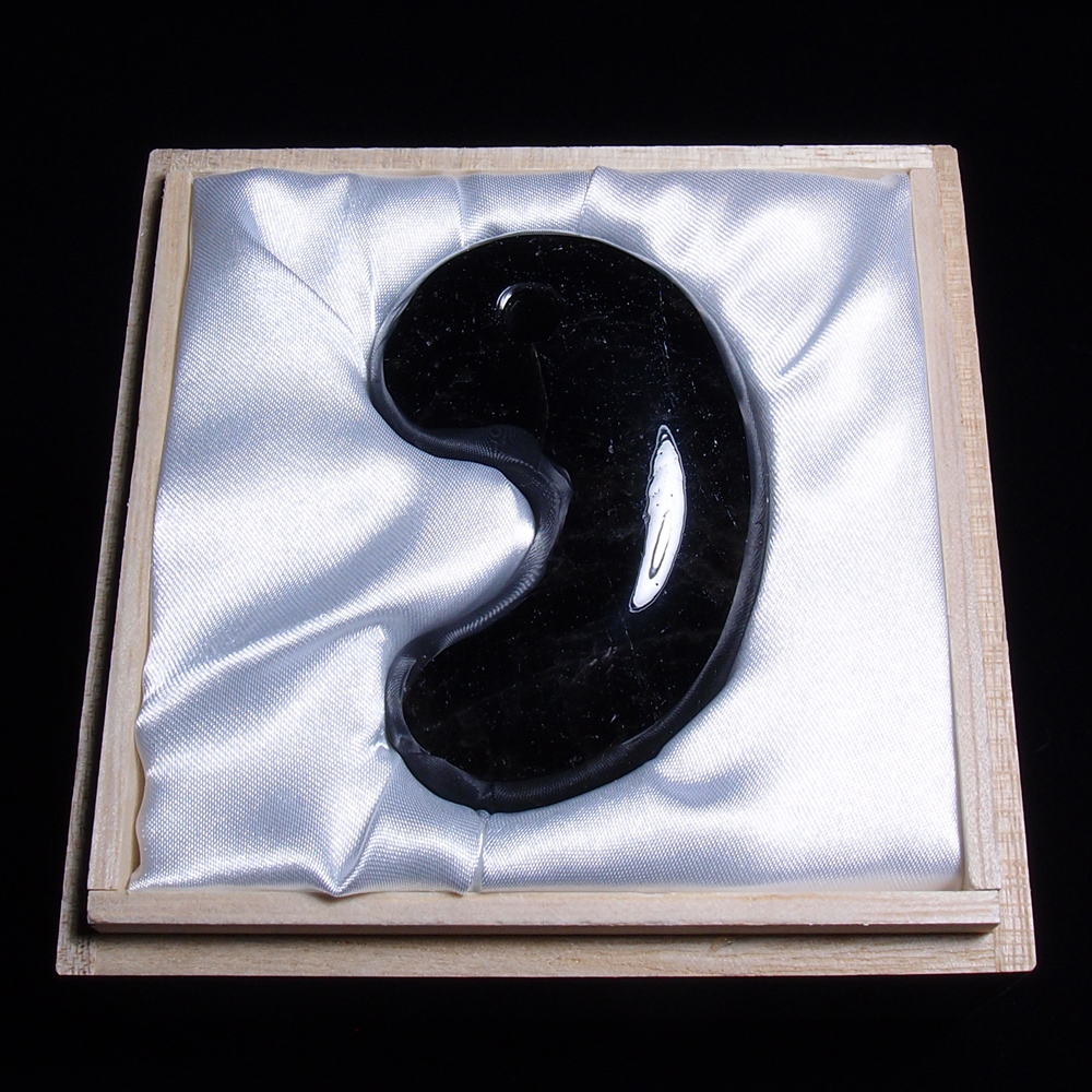 YS357 山梨県黒平産黒水晶勾玉（まがたま）【大玉】 山梨の職人が製作