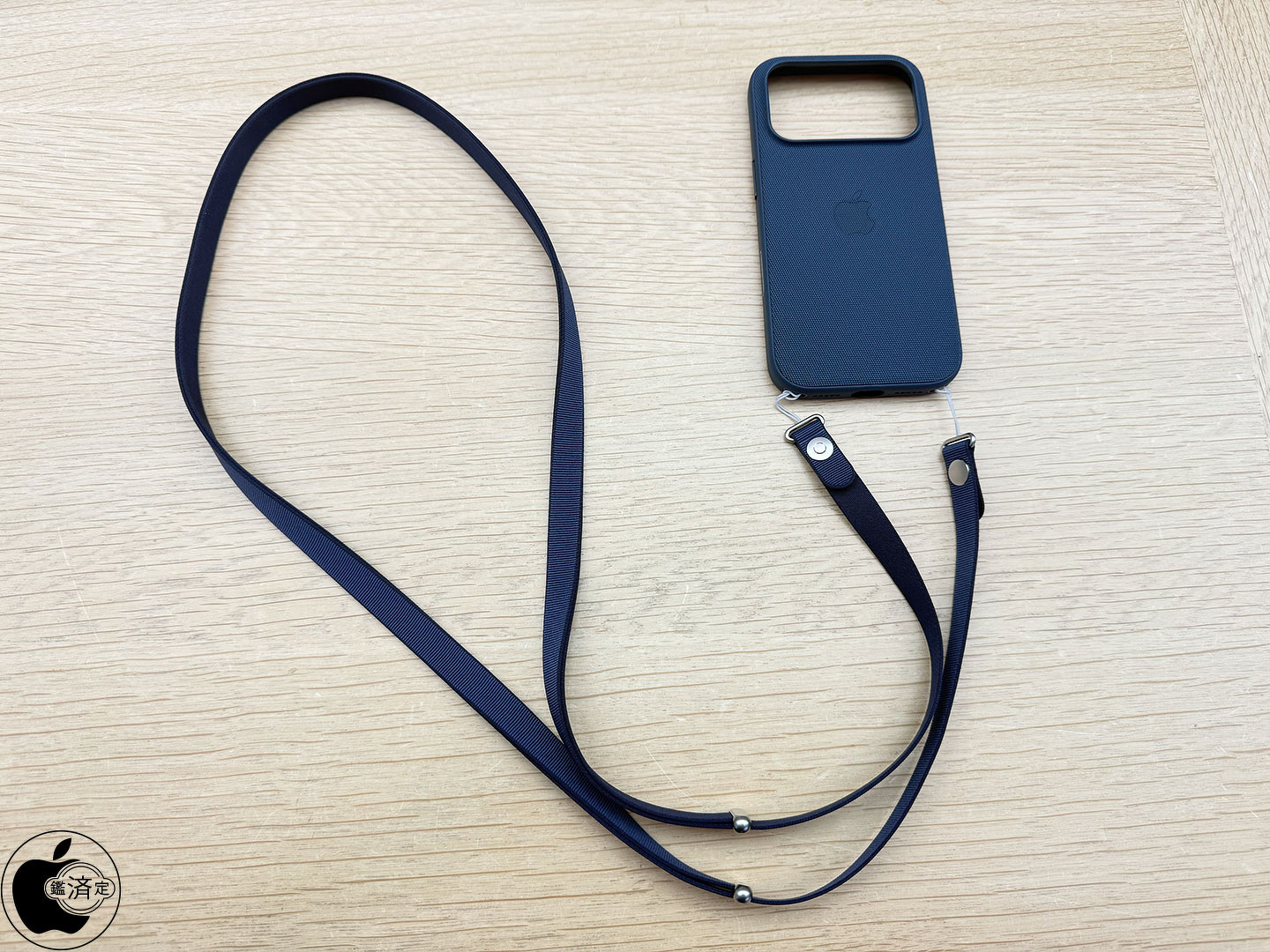 Apple、一部のApple製ケースに取りつけて使用する「クロスボディ