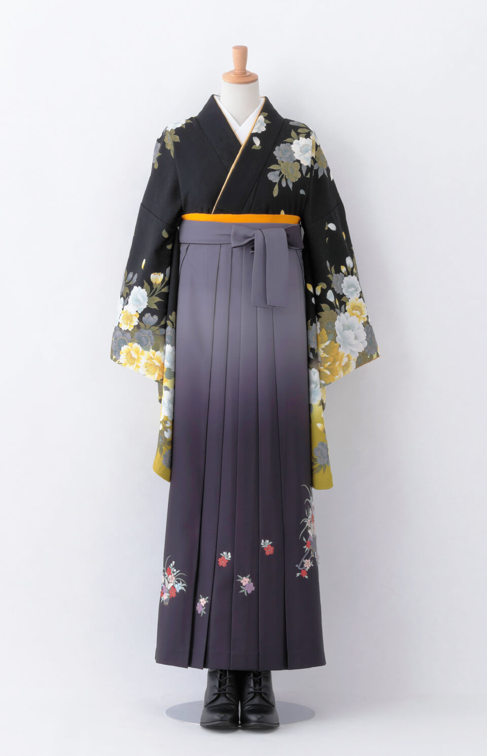 着物〉黒色 ぼたんと花乙女柄着物 〈袴〉黒色＆グレー色ぼかし 花車の