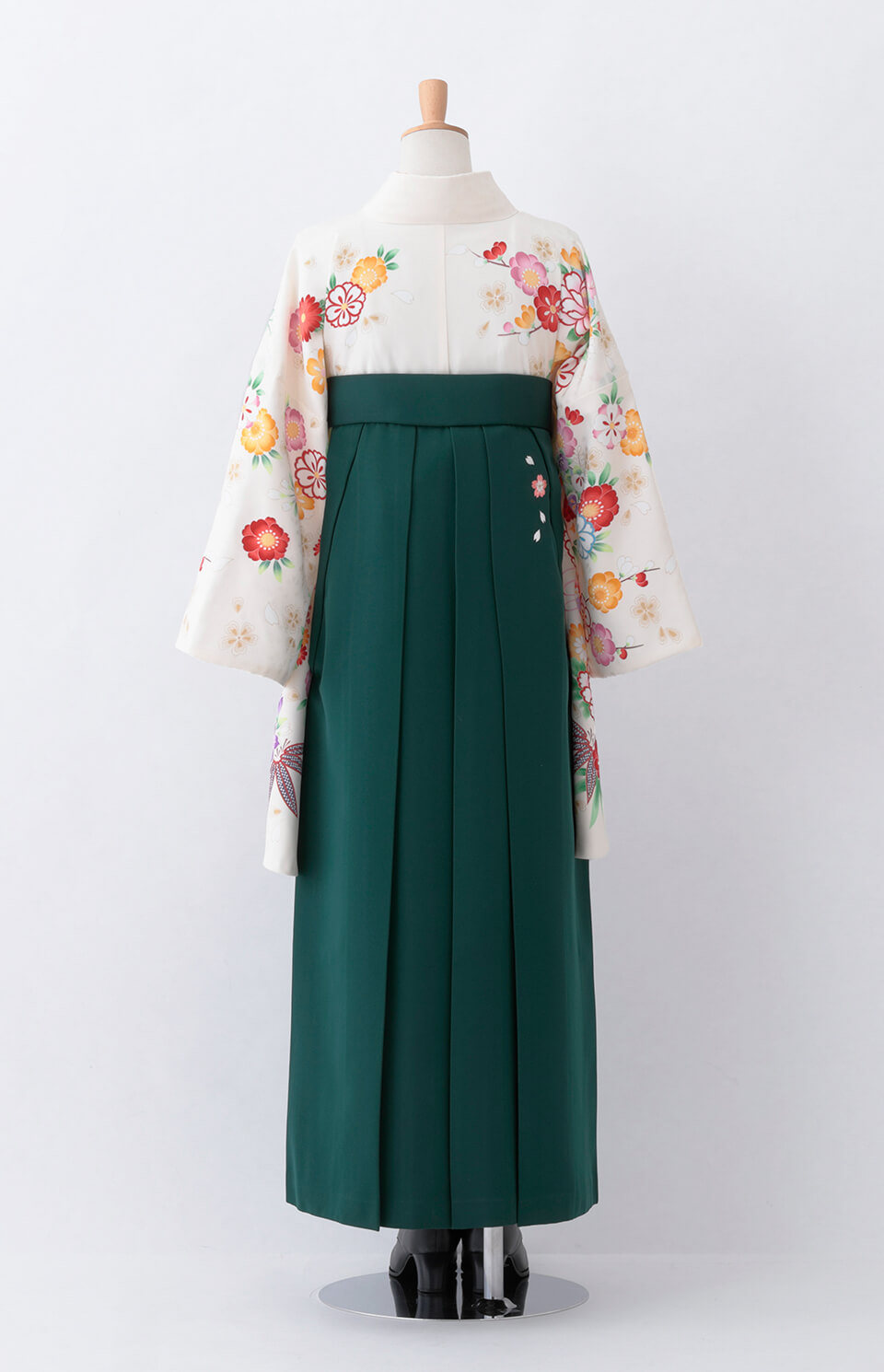 着物〉オフホワイト色 古典桃山風柄着物 〈袴〉グリーン色 桜ちらし