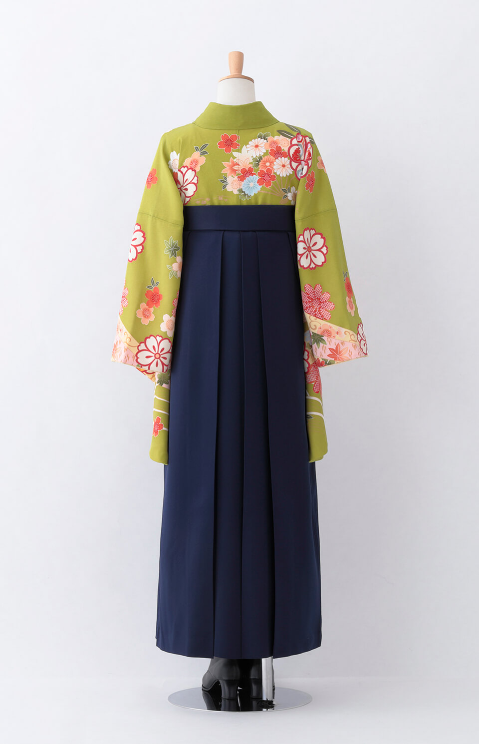 着物〉若草色 熨斗に梅柄着物 〈袴〉紺色 熨斗目花束の刺繍袴 【T105