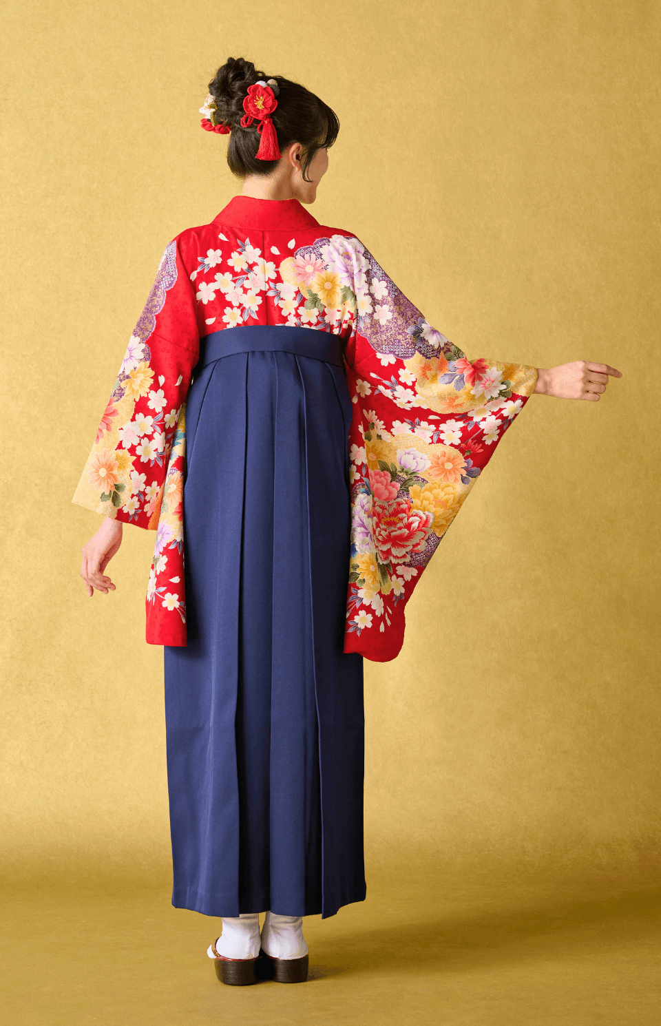 着物〉赤色 雲取りに牡丹柄着物 〈袴〉紺色 熨斗目花束の刺繍袴 【102