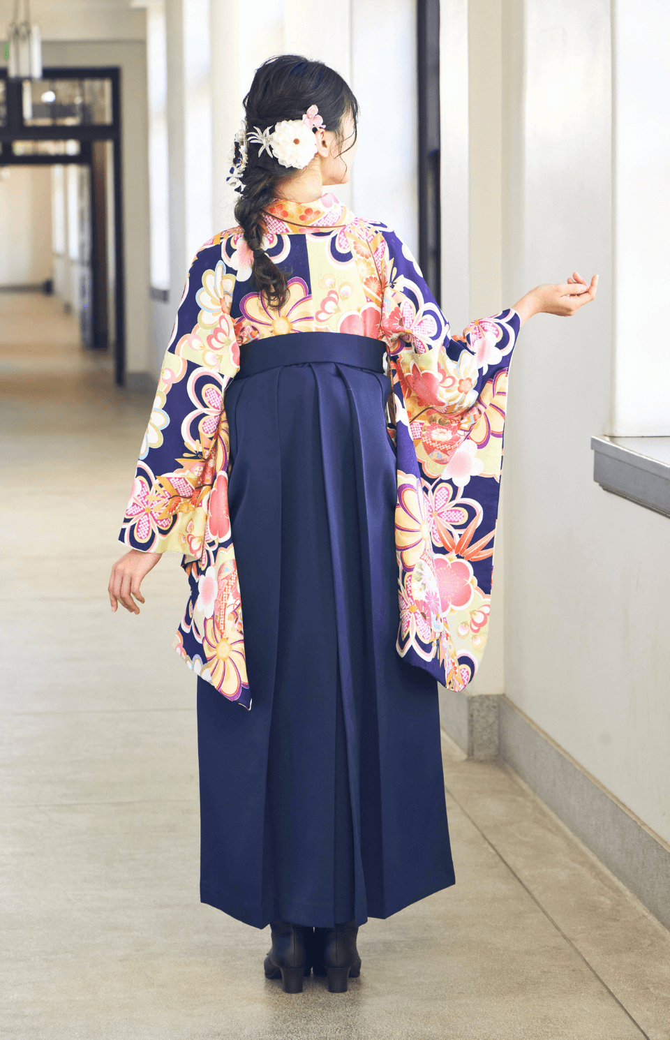 着物〉紺色 矢羽に毬柄着物 〈袴〉紺色 熨斗目花束の刺繍袴 【123