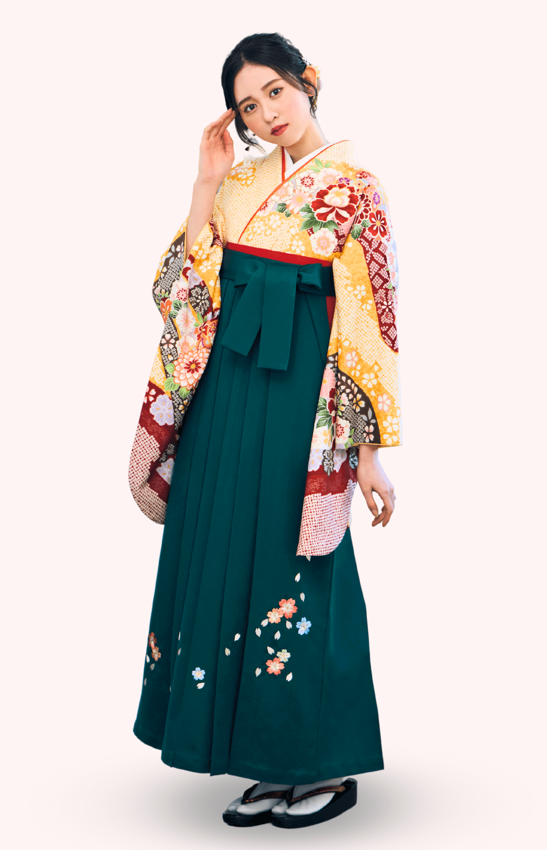 着物〉クリーム色 匹田に牡丹柄着物 〈袴〉グリーン色 桜ちらし刺繡袴