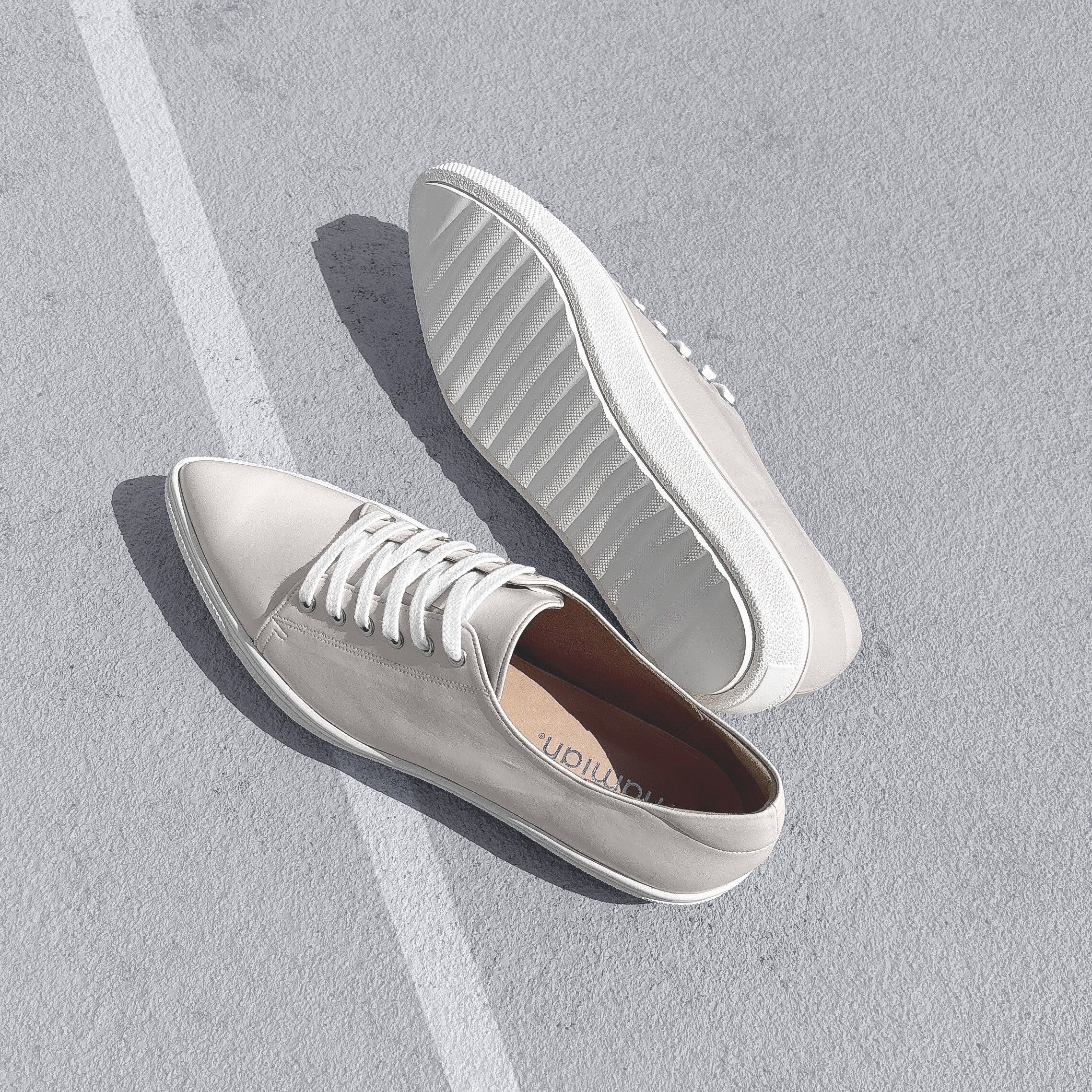 2026SSBI：ポインテッドトゥ レースアップ スニーカー（m1001