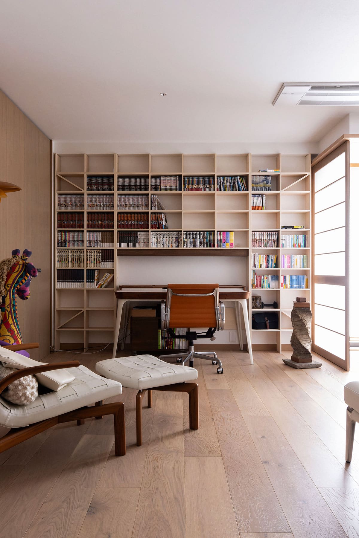 広く静かな寝室に – Shelf 壁一面のA5判本棚 奥行180mm – マルゲリータ