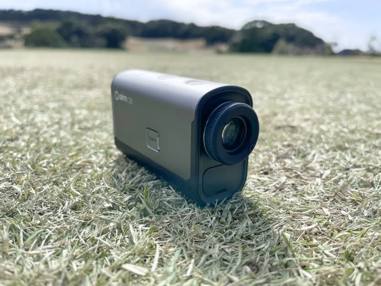 GOLFBUDDY aim L20レビュー】ショット記録まで出来るレーザー距離計