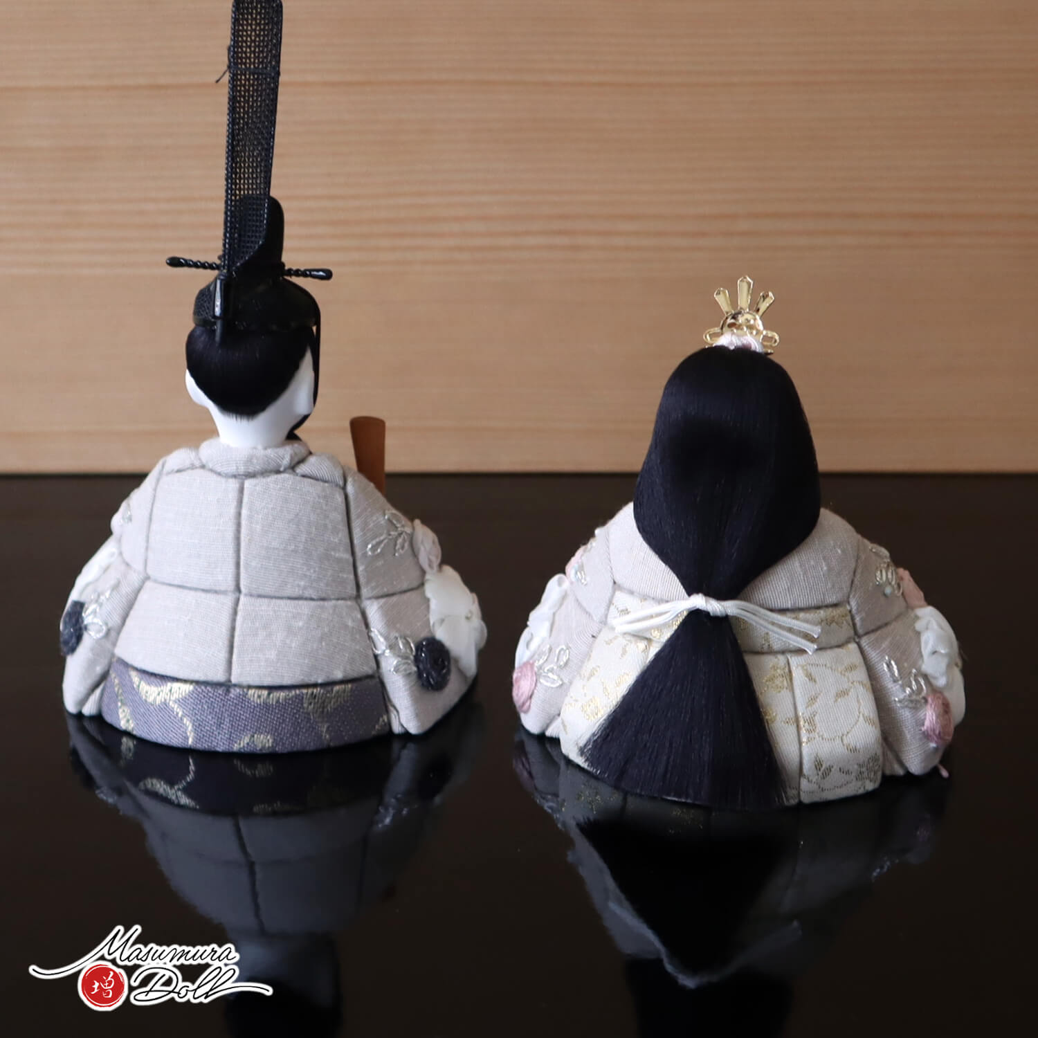 三世・金林真多呂作 正絹 本手刺繍 彩華雛 伝統的工芸品 国産杉飾台二