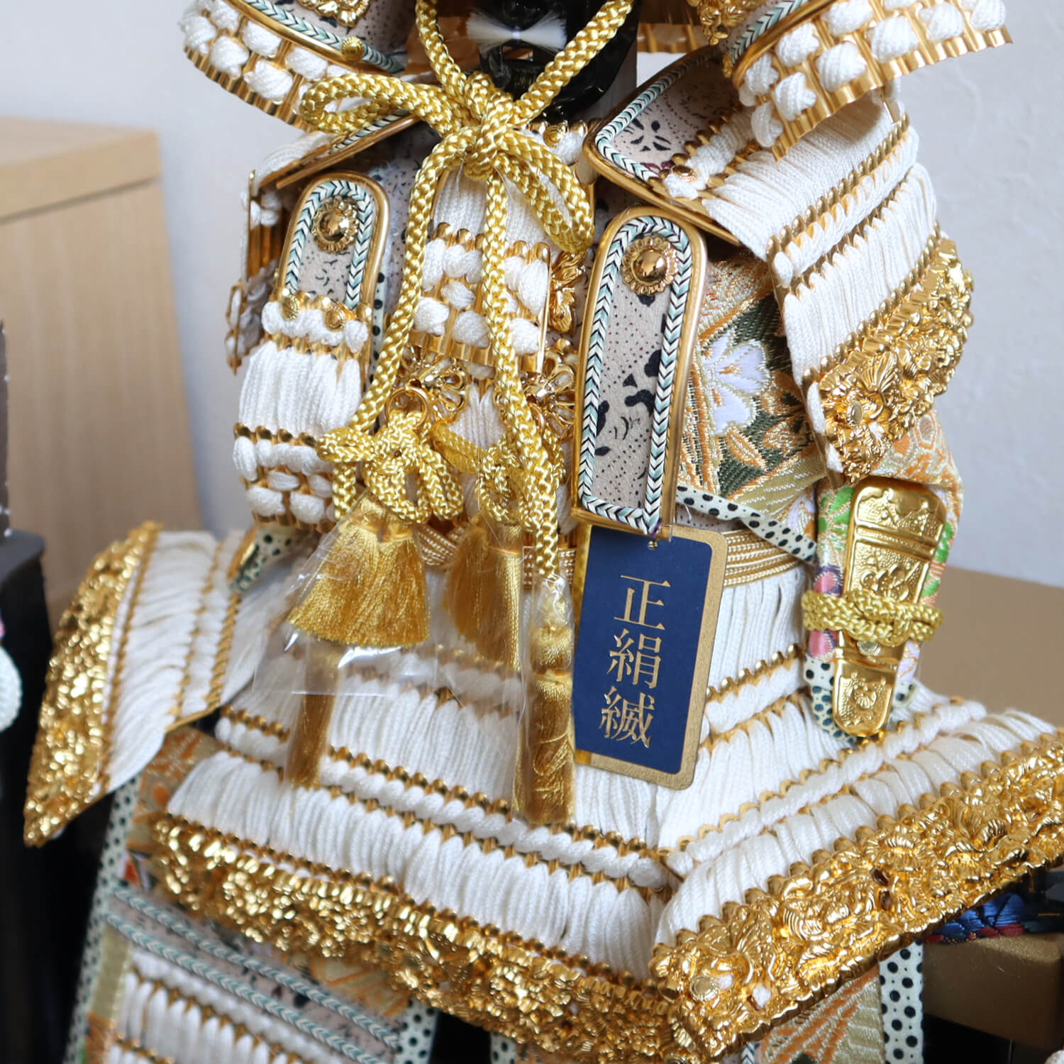 五月人形 ケース飾り 鎧 兜 鎧 ケース 白糸鎧 金小札 白木ケース飾