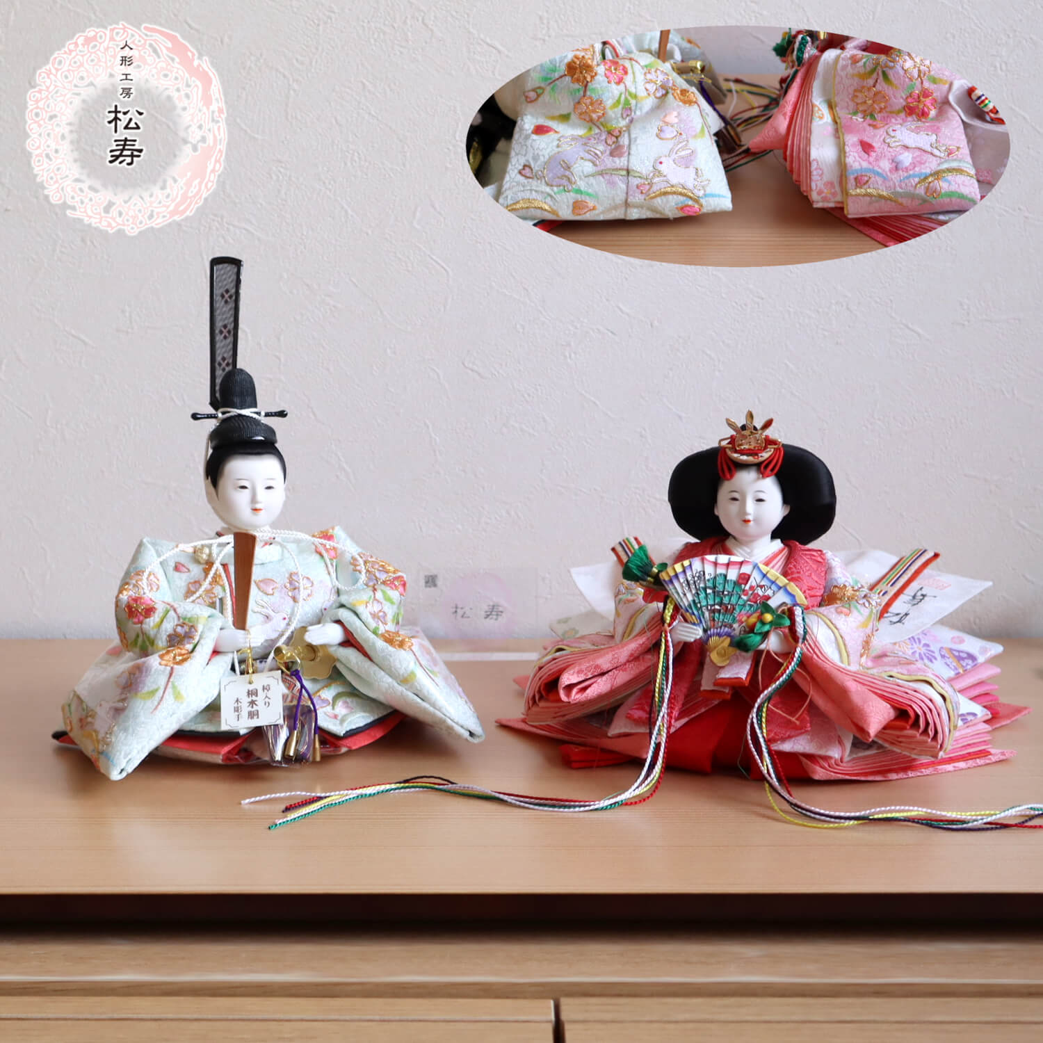 新作 小出松寿 作 四寸おぼこ雛 京刺繍 金駒 「うさぎ雪輪桜」金彩京