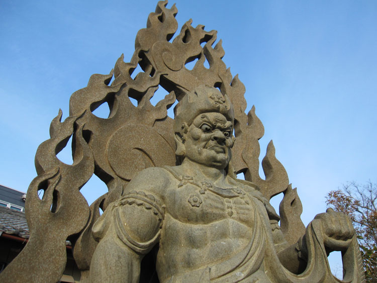 不動明王の石像・石仏販売のご紹介です。倶利伽羅剣を持った不動明王の