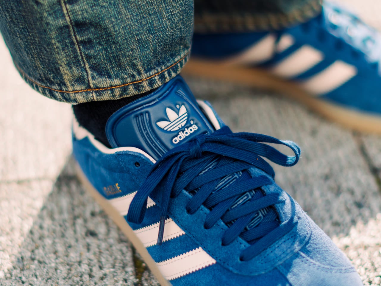 アディダスブルーな「ガゼル」を、UKのストリートスタイルに