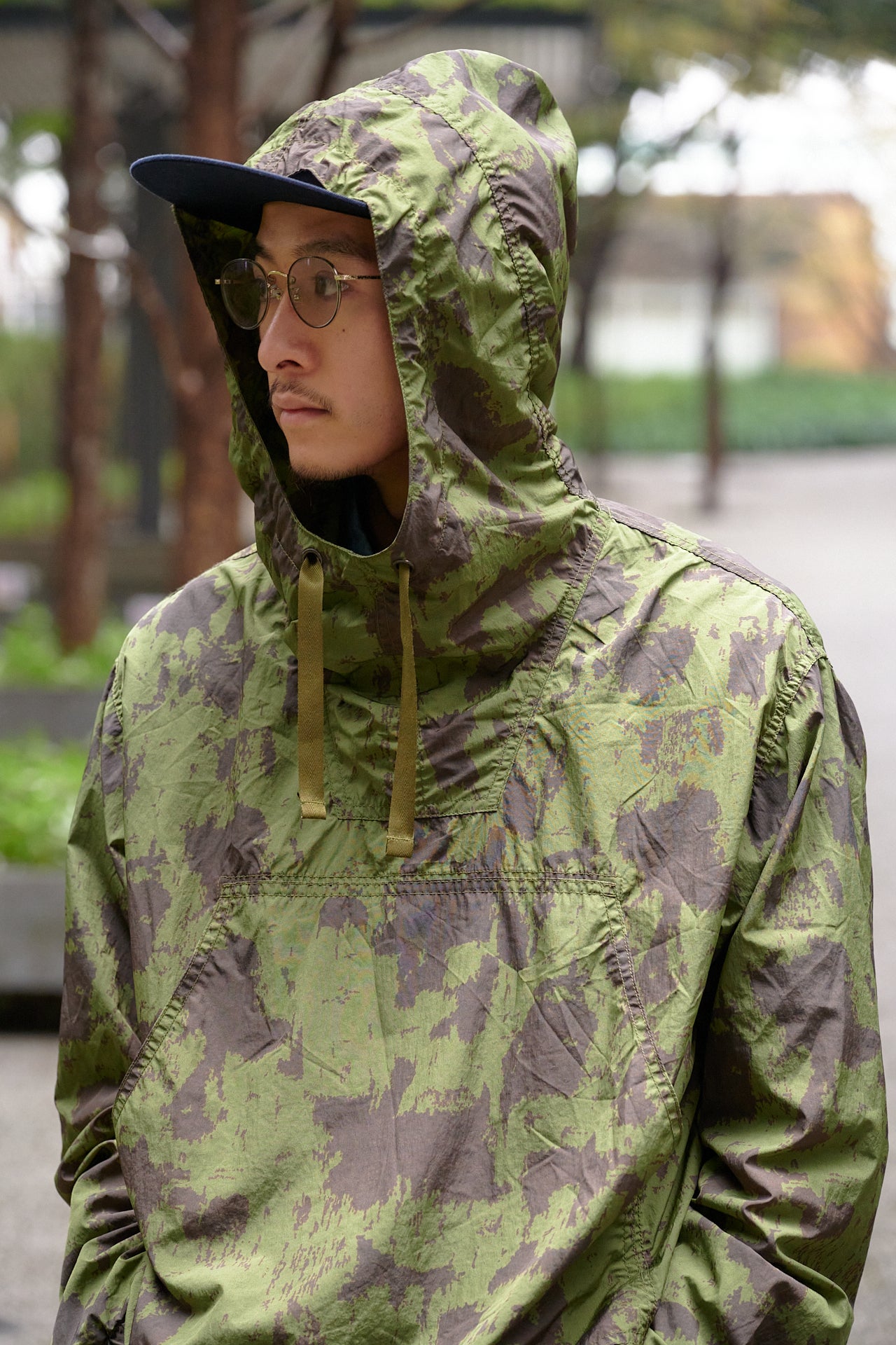 ゴアテックスな「サロモン」の黒スニーカーで急な雨でも安心！迷彩柄を