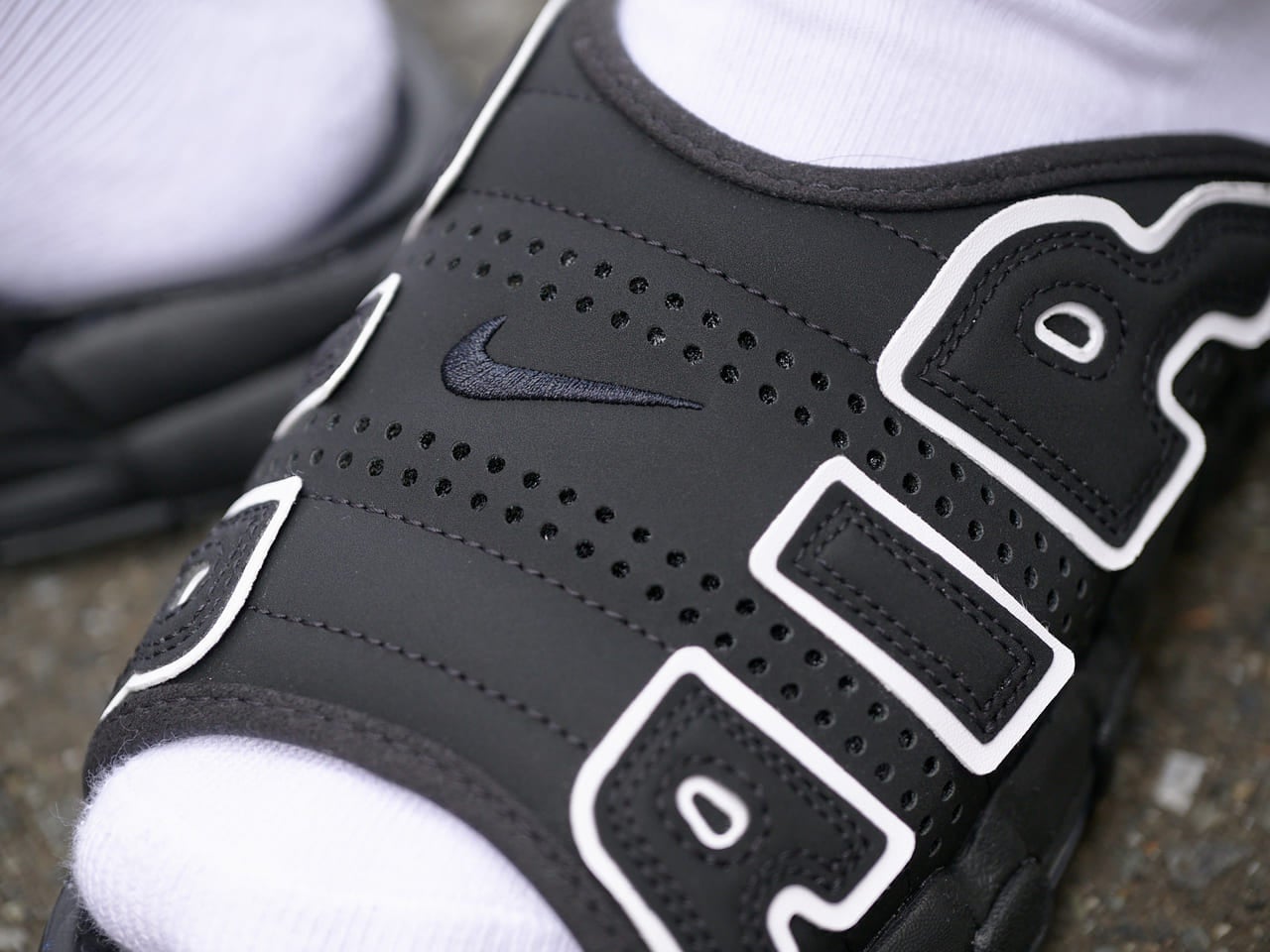 スニーカーじゃない！ ナイキの名作「モアテン」サンダルをブラックで