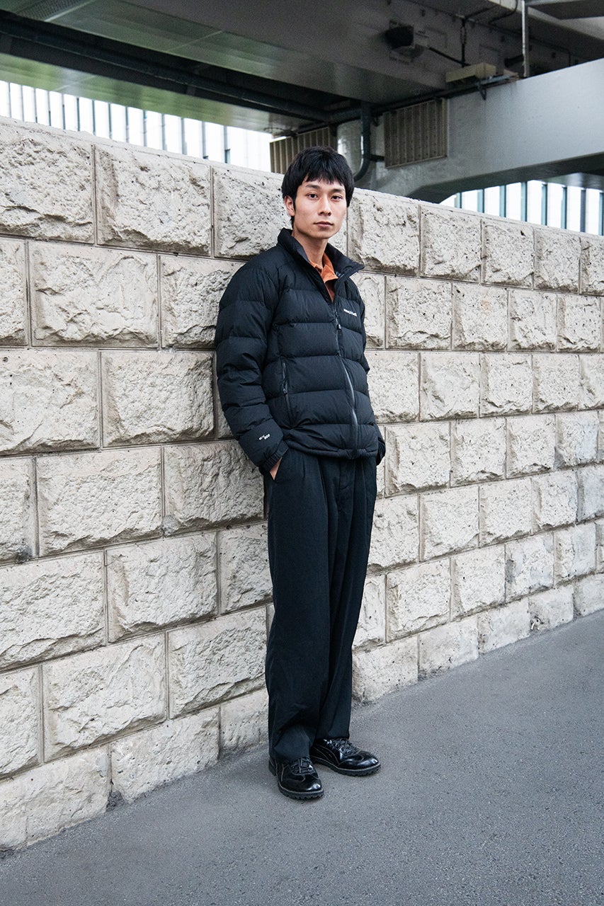 オシャレな人は「モンベル」の黒ダウンをオールブラックで着こなす