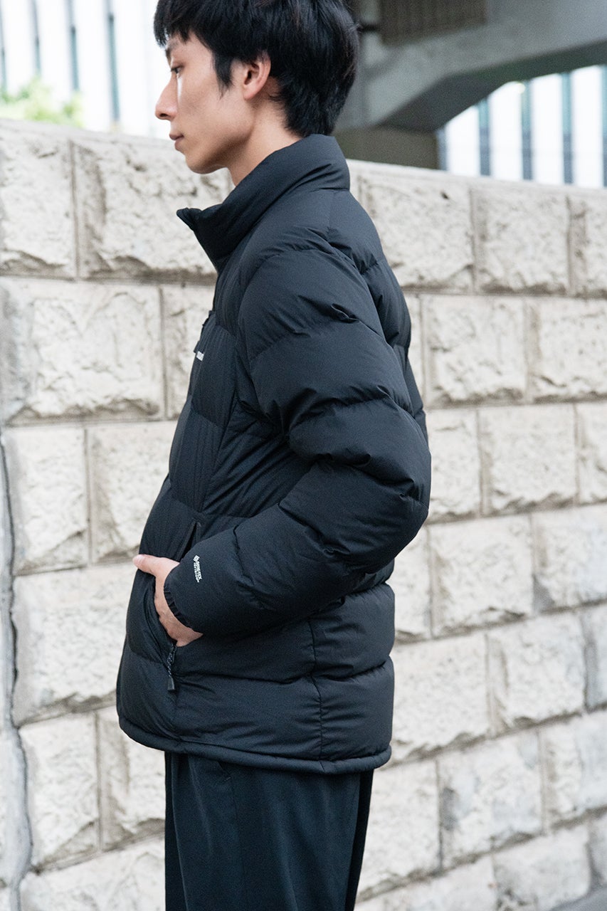 モンベルの2万円台で買える「黒ダウン」の正解着こなし。素材感の違う