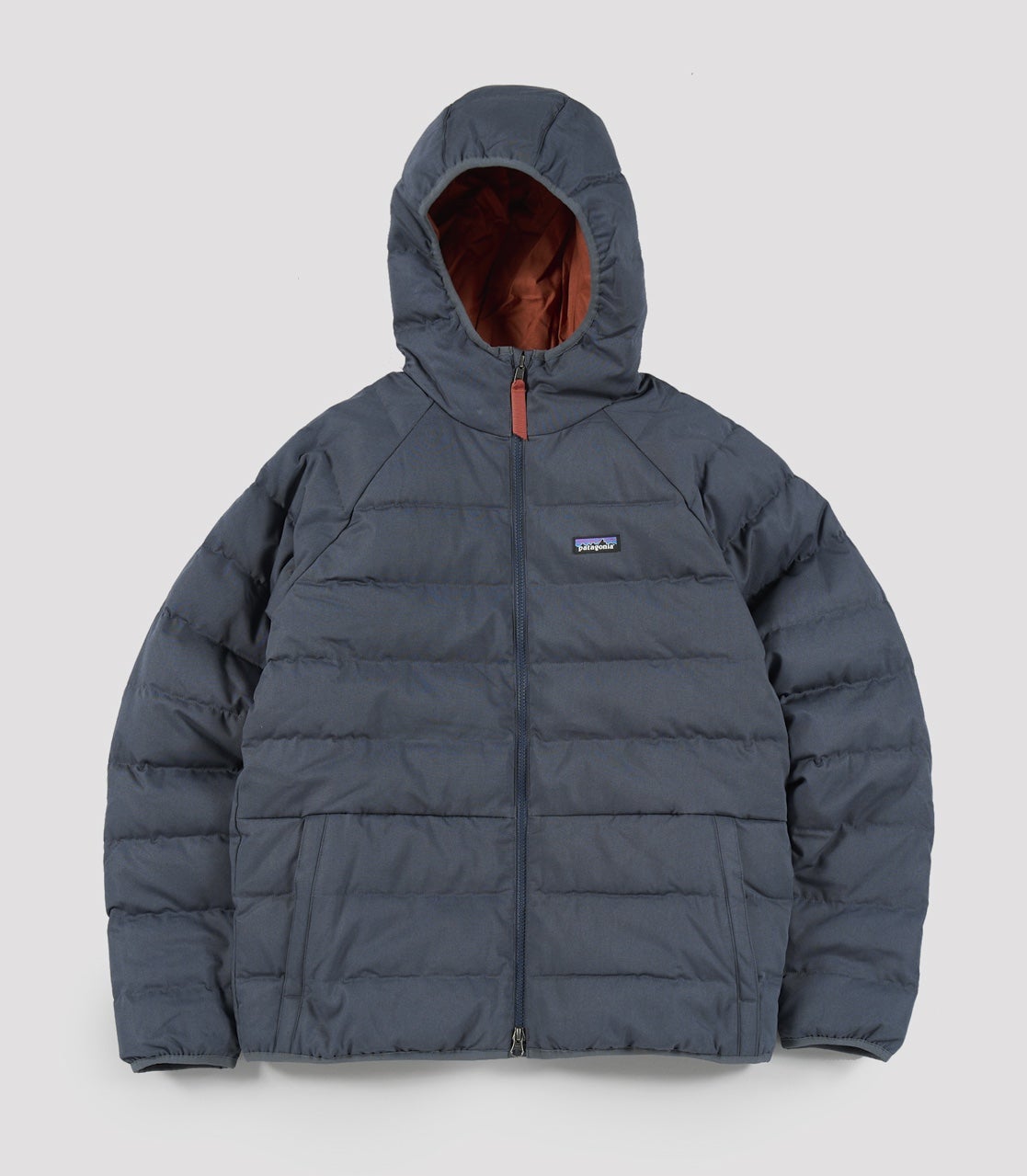 冬の街にちょうどいい「アウトドアブランド」の“大人カラーダウン”14選