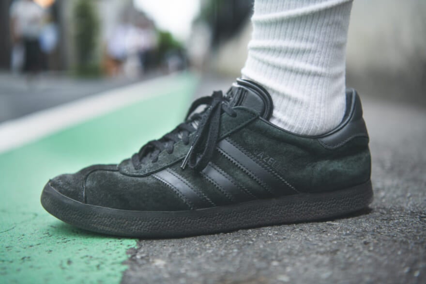 頼れる黒スニは「アディダス」の“ガゼル トリプル ブラック”に限る