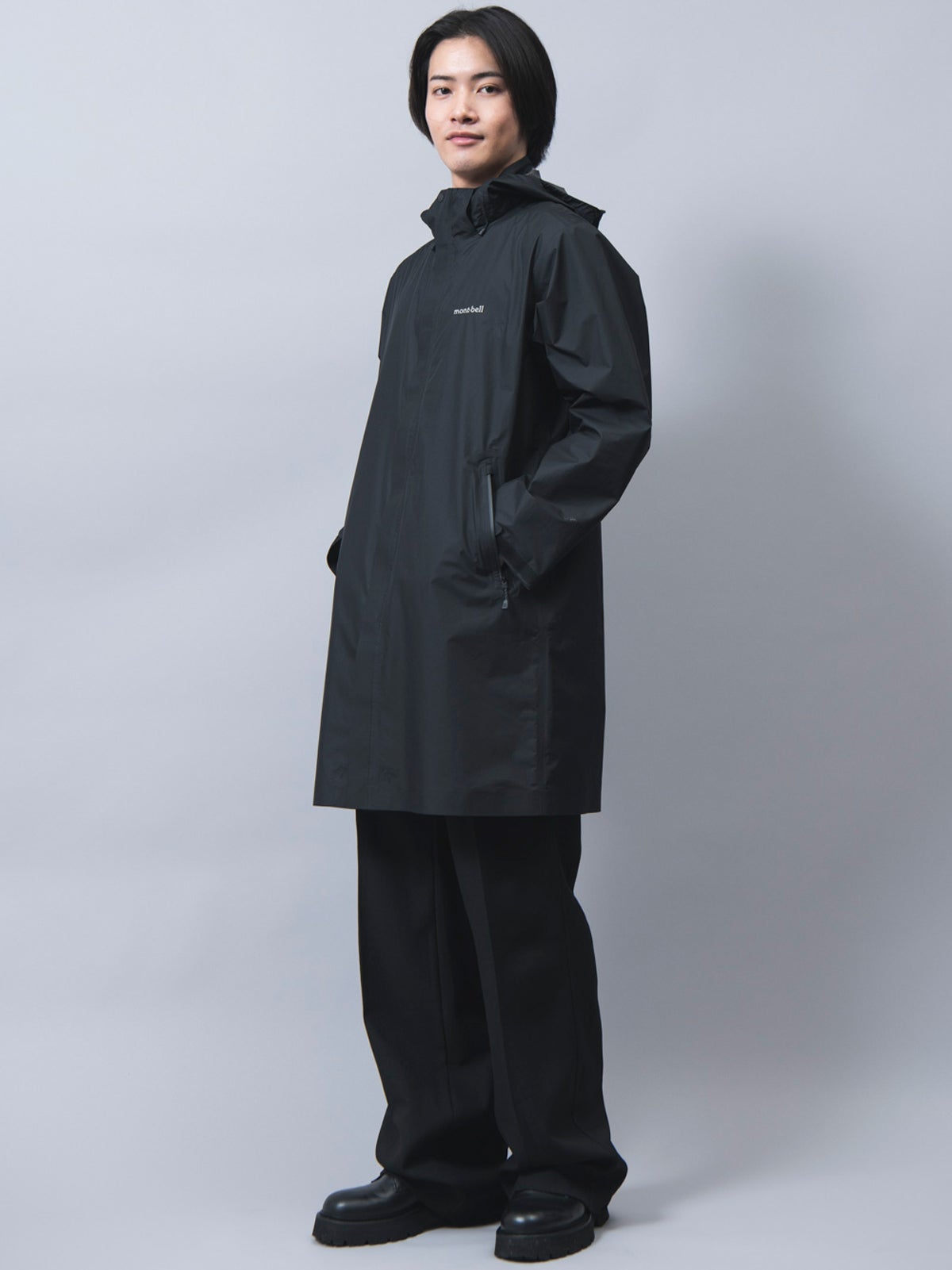 オシャレな人は「モンベル」の黒いゴアテックスコートをオールブラック