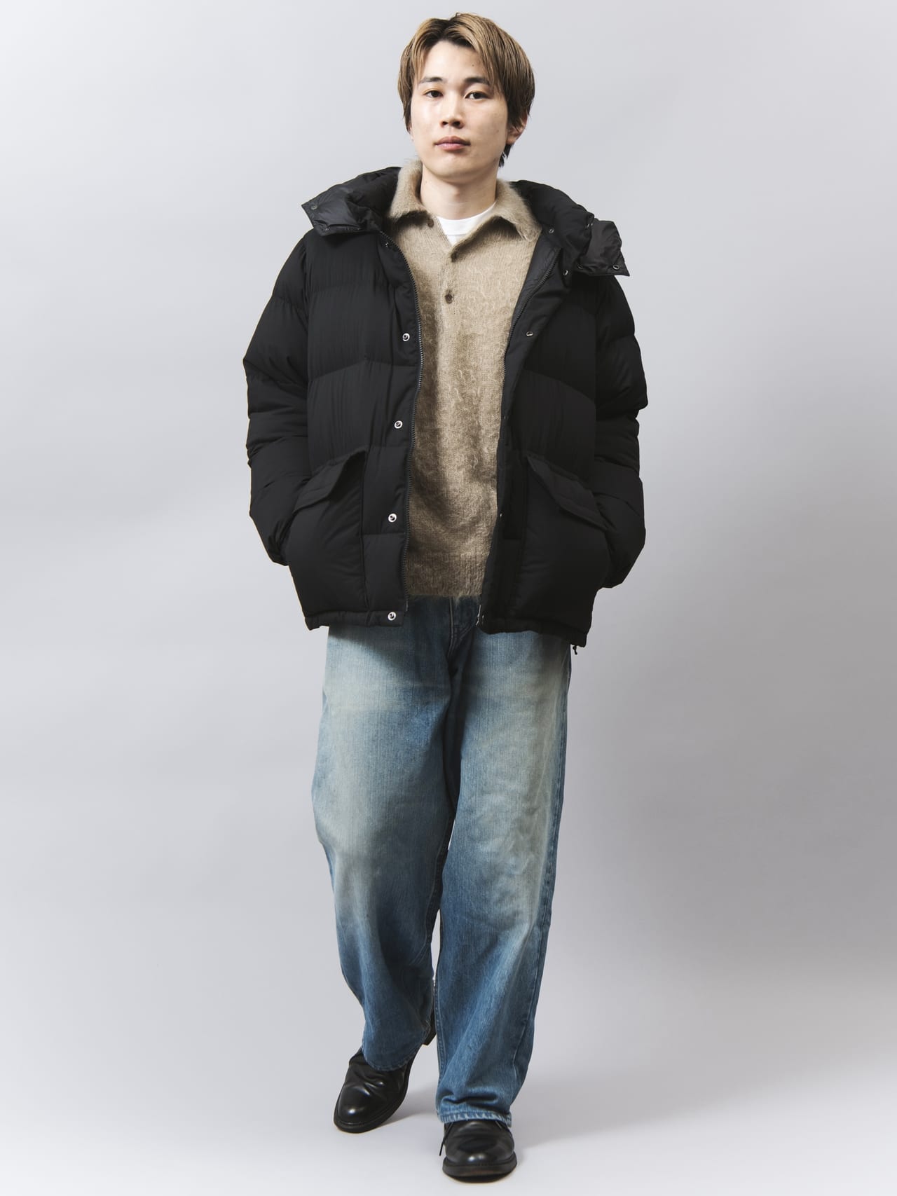ザ・ノース・フェイス」の黒ダウンはマットな質感で、ワイドジーンズと