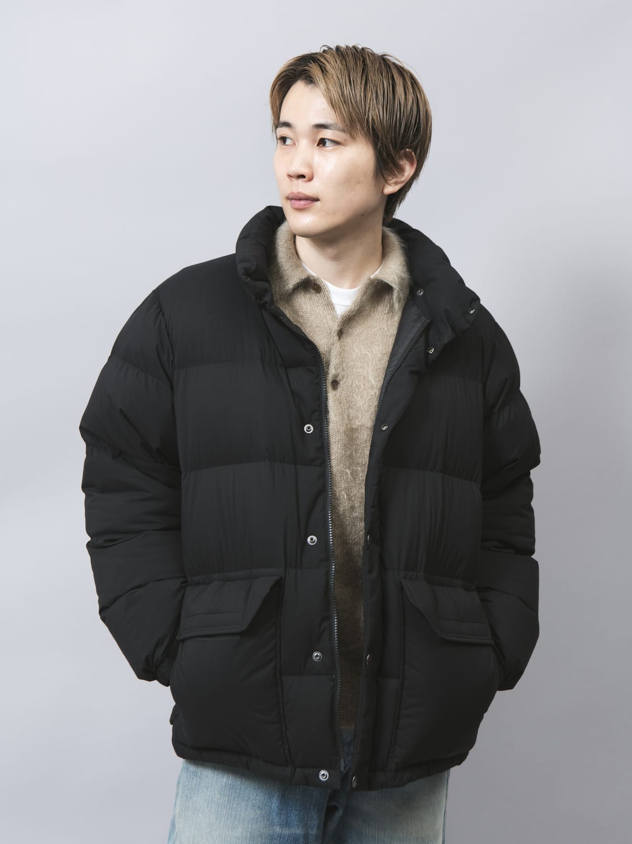 ザ・ノース・フェイス」の黒ダウンはマットな質感で、ワイドジーンズと