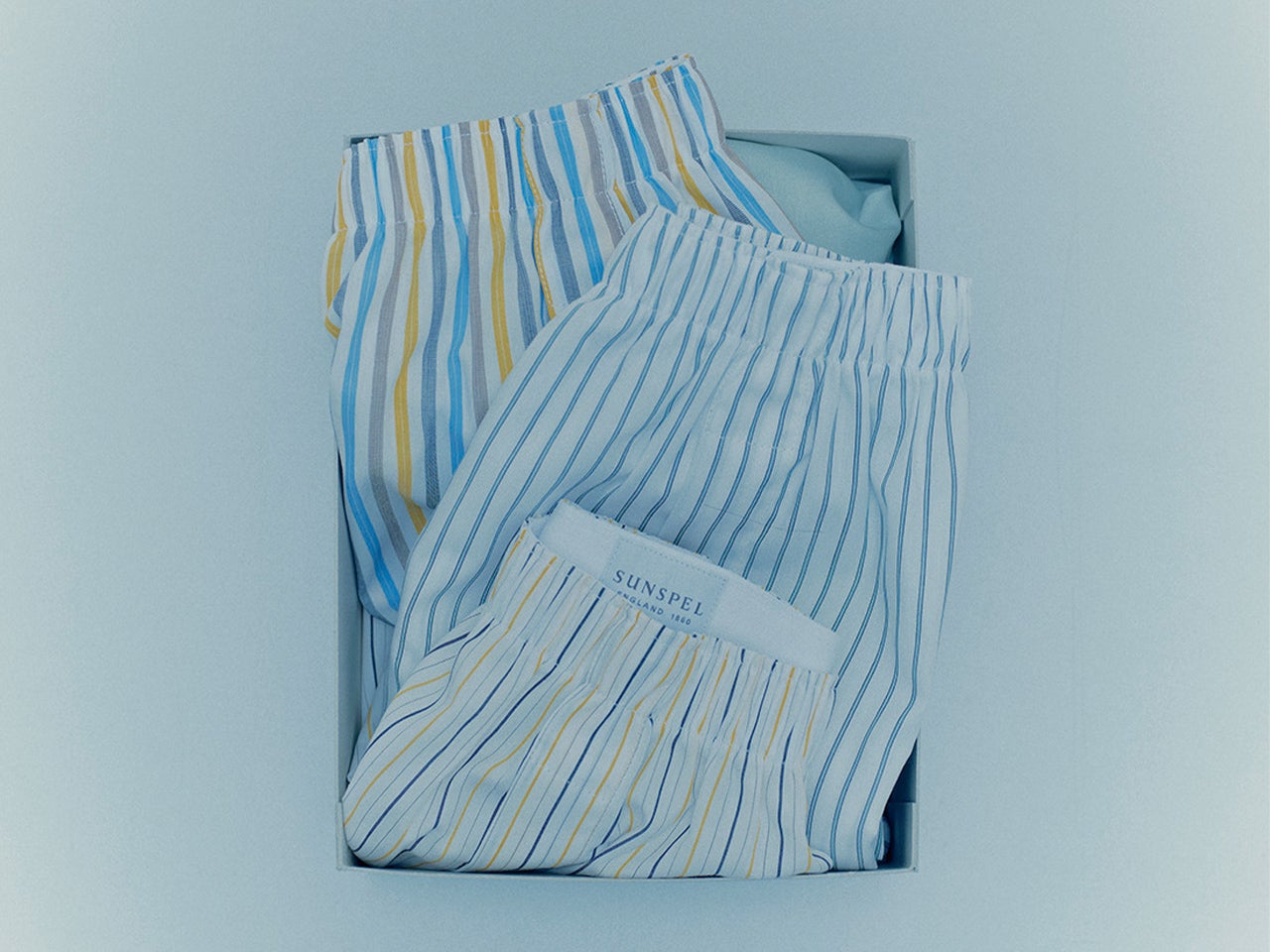 コム デ ギャルソン・シャツ」のフットボールマフラーで冬の装いに