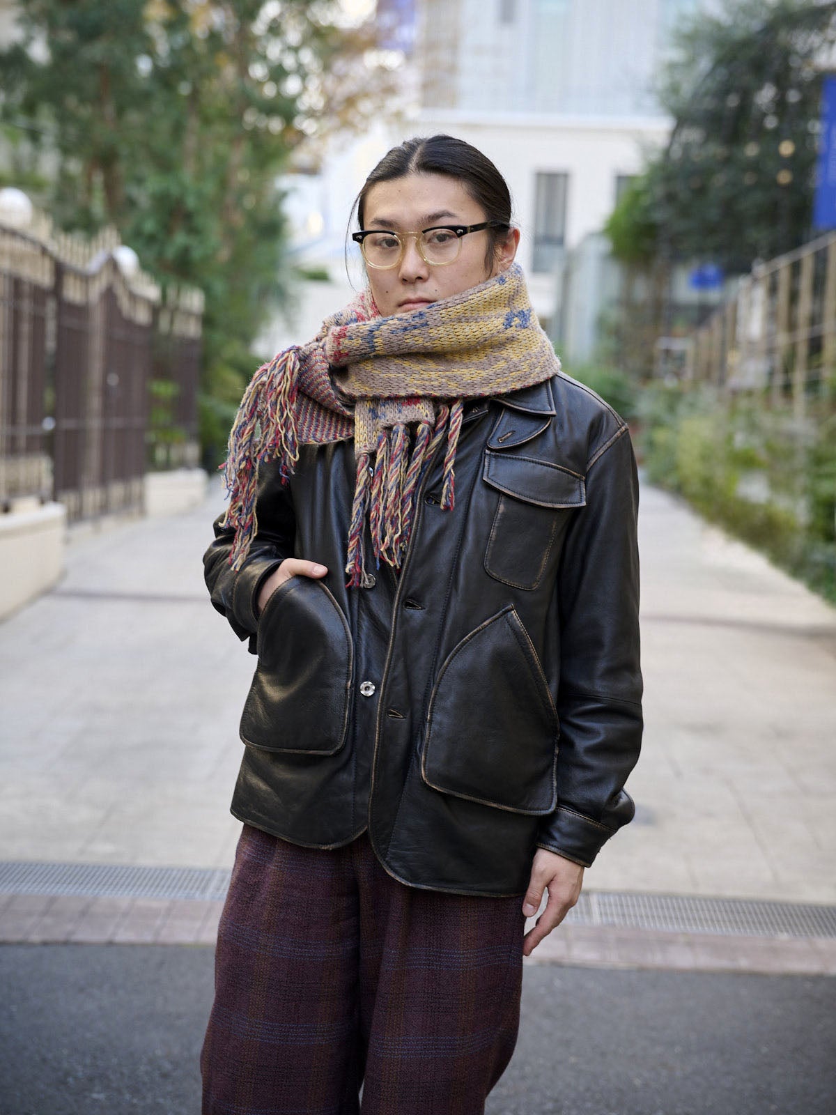 ホカ」の変わり種なのに即完売した黒スニーカーをレザージャケットの