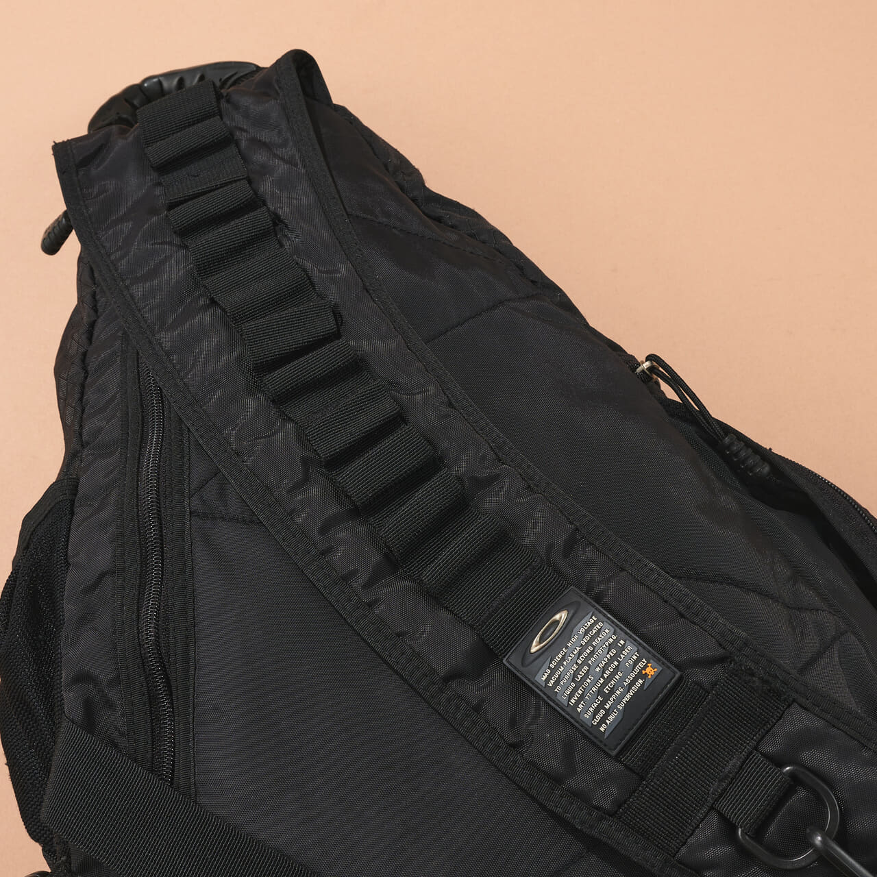 探している人が急増!? 2000年代「オークリー」の黒ショルダーバッグは