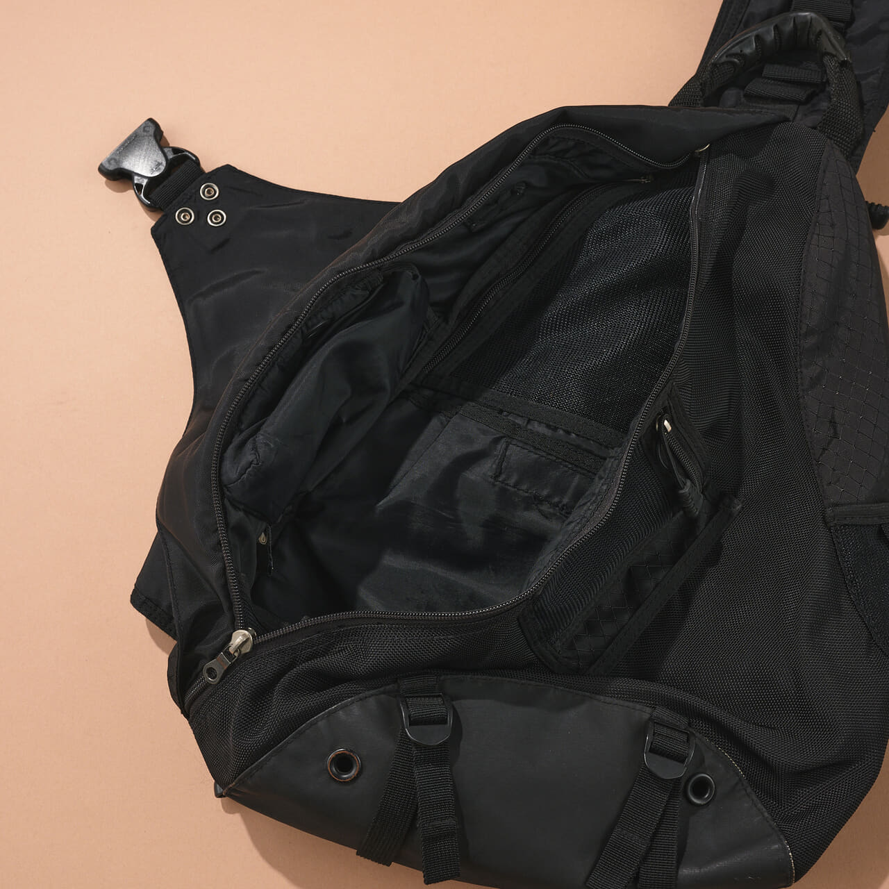 探している人が急増!? 2000年代「オークリー」の黒ショルダーバッグは